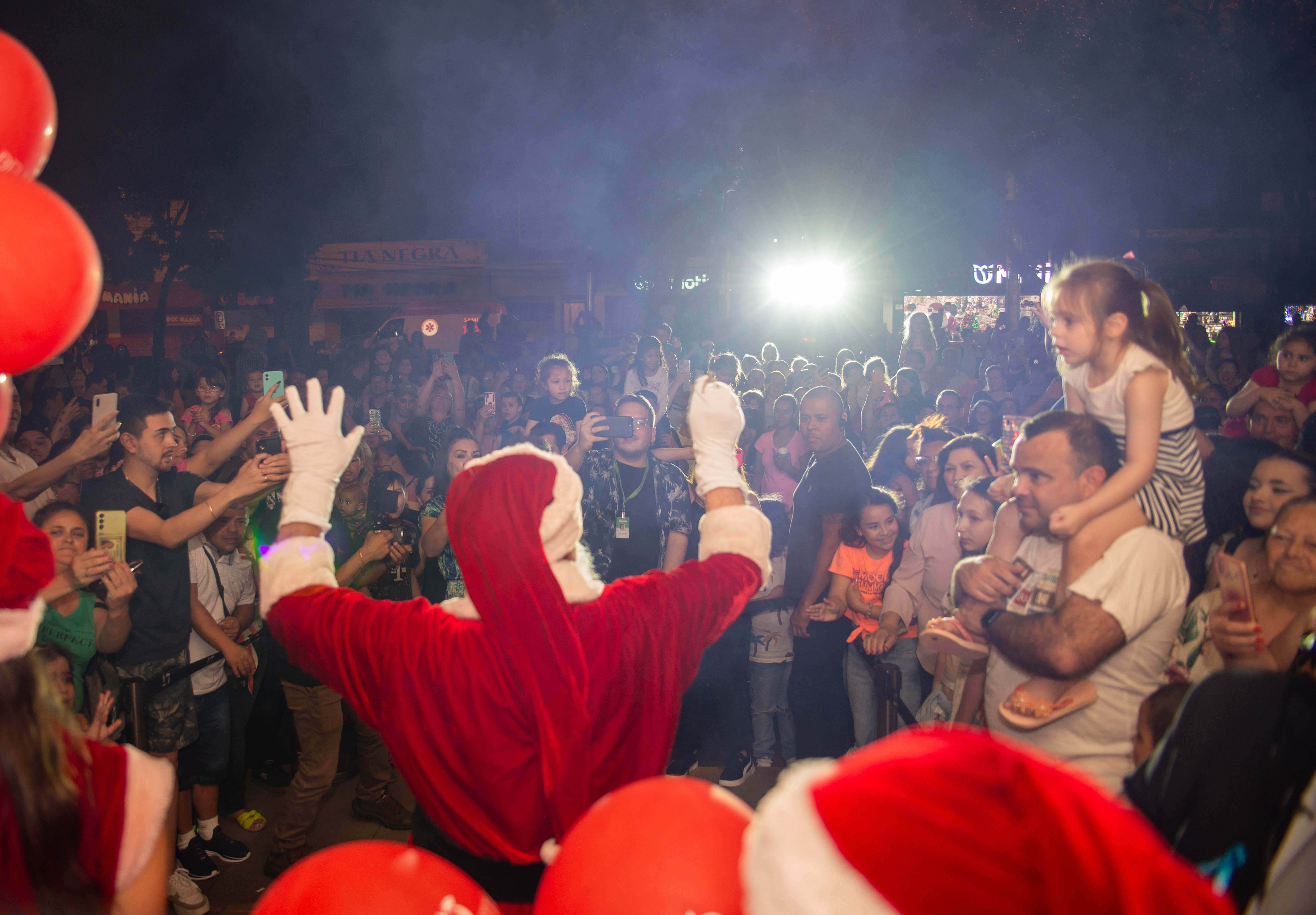 Chegada do Papai Noel marca o início do Natal no Bella Città Shopping