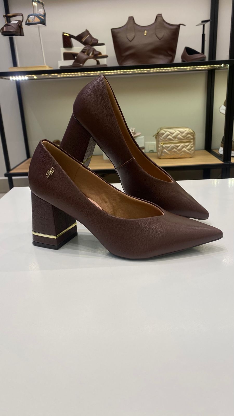 Scarpin em couro Pinhão