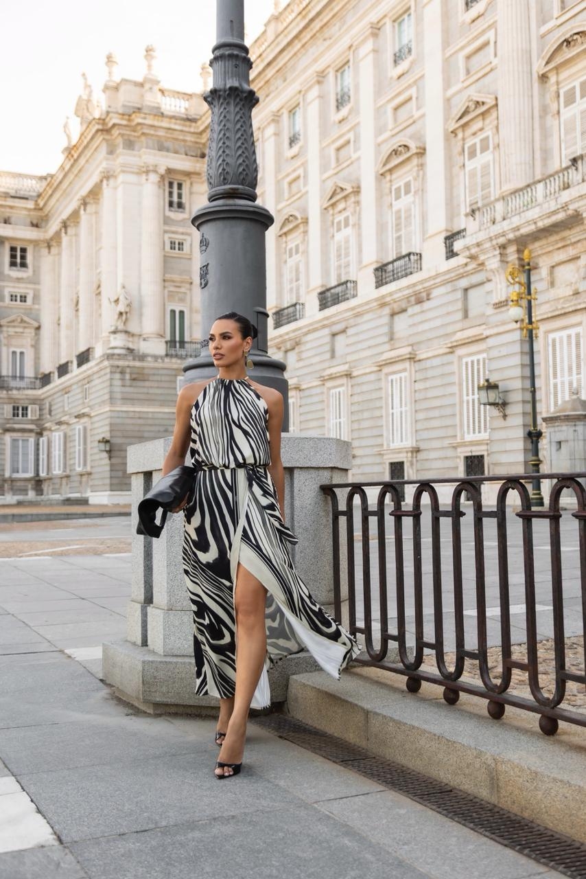 Vestido longo com fenda 