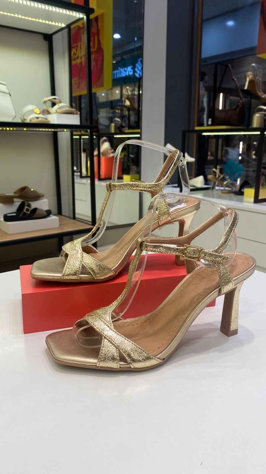 Sandália em couro ouro light