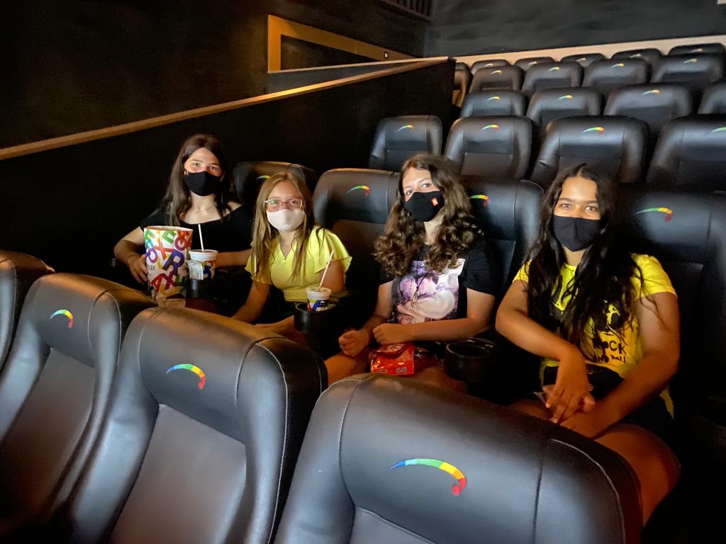 Bella presenteia alunos de São Domingos do Sul com sessão de cinema