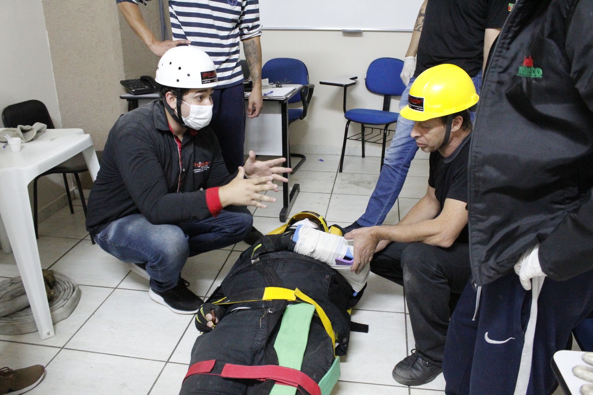 Colaboradores do Bella participam de treinamento de brigada de incêndio