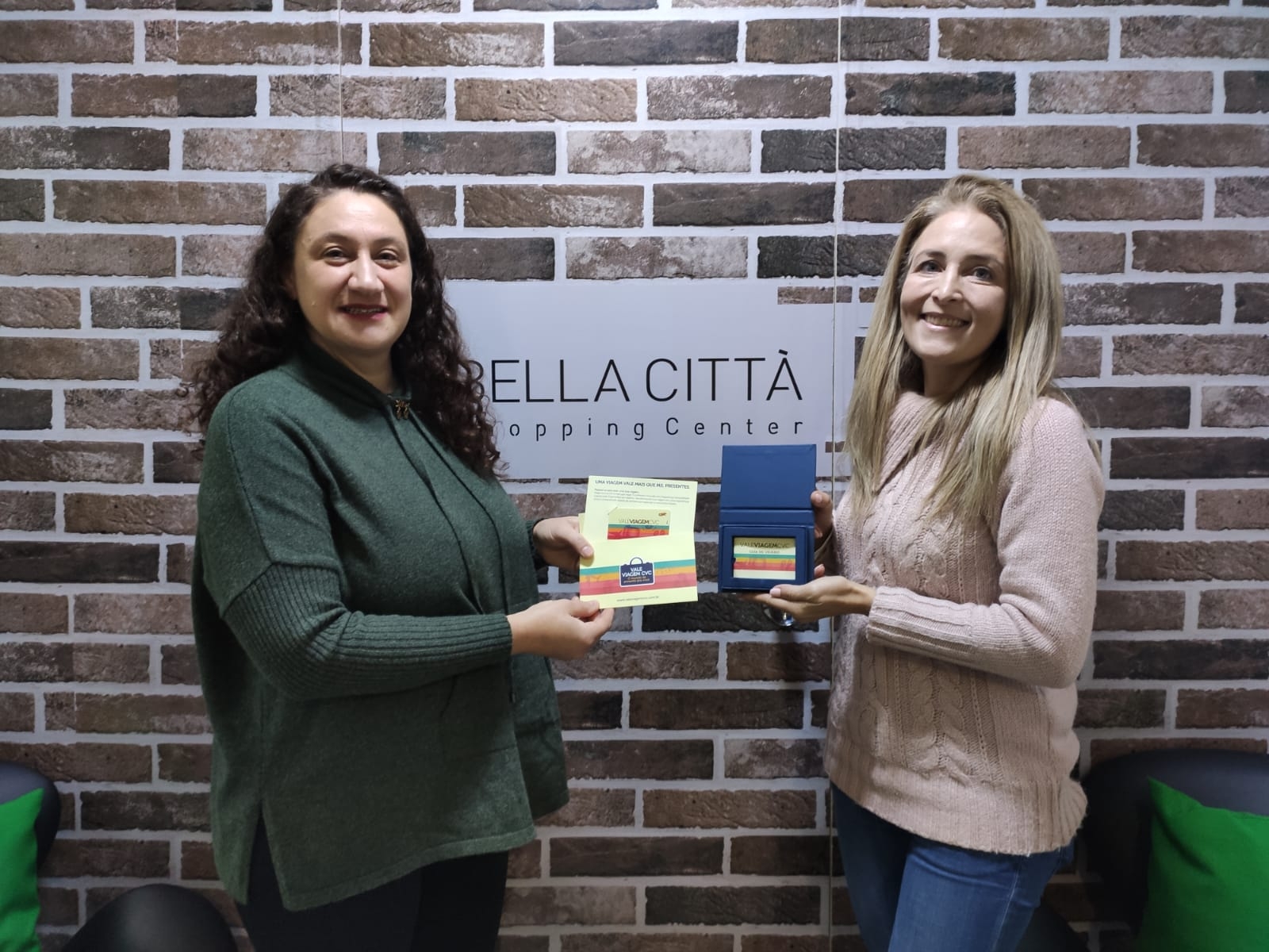 Vencedora da campanha de namorados Bella Città recebe vale-viagem