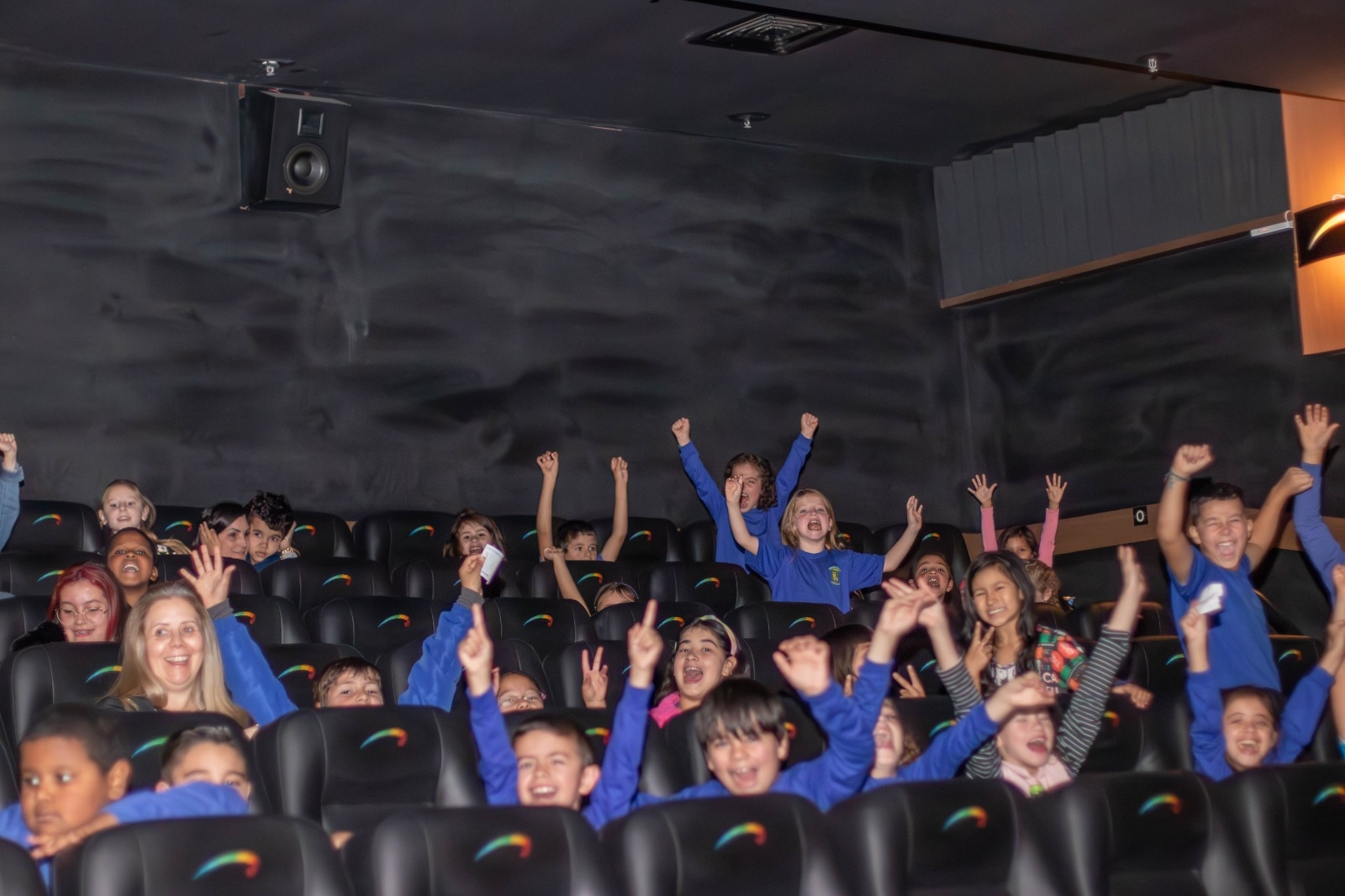 Bella Città presenteia estudantes da Escola Leão Nunes de Castro com uma tarde no cinema
