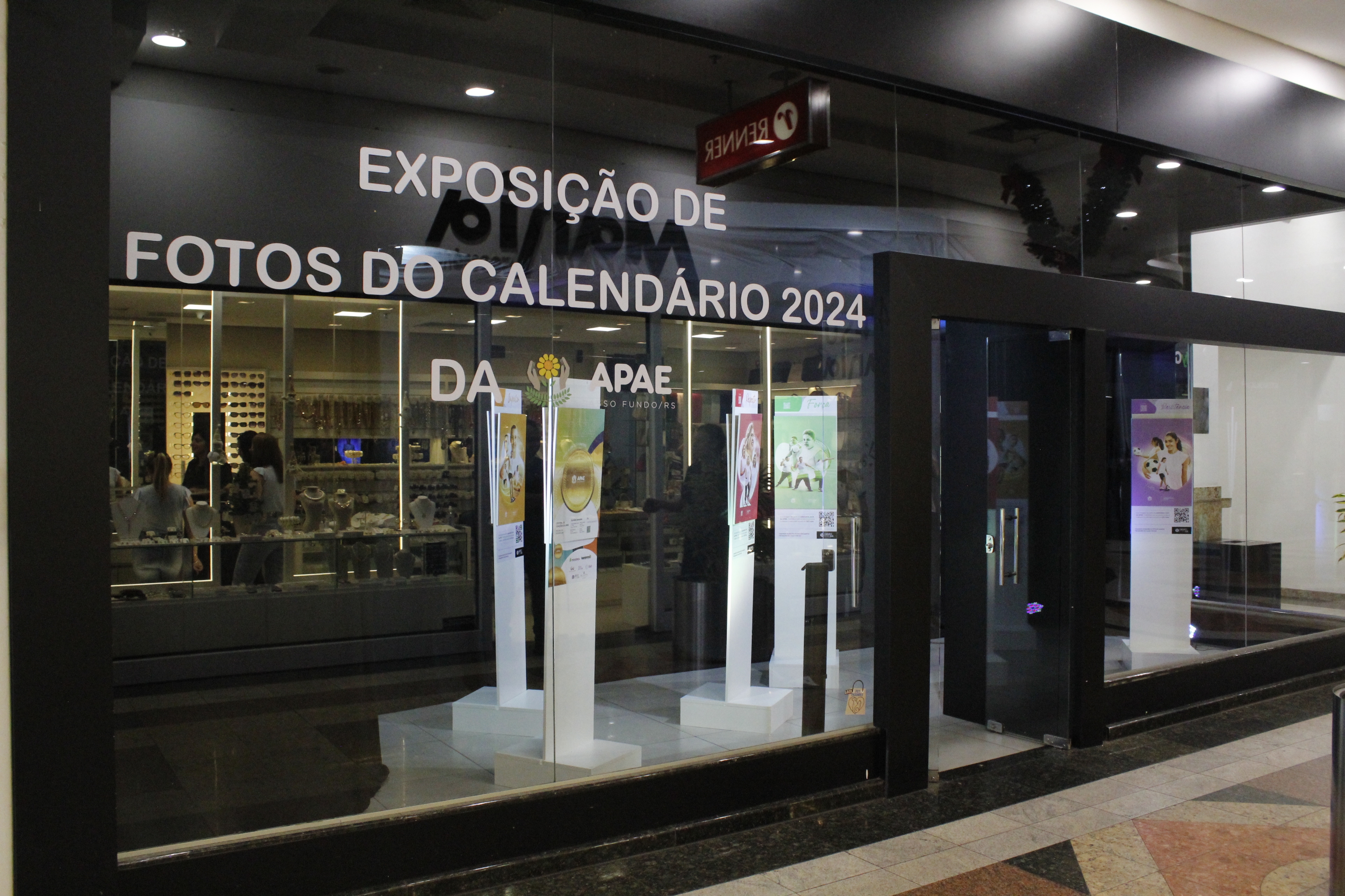 Exposição fotográfica do Calendário 2024 da APAE está disponível no Bella Città