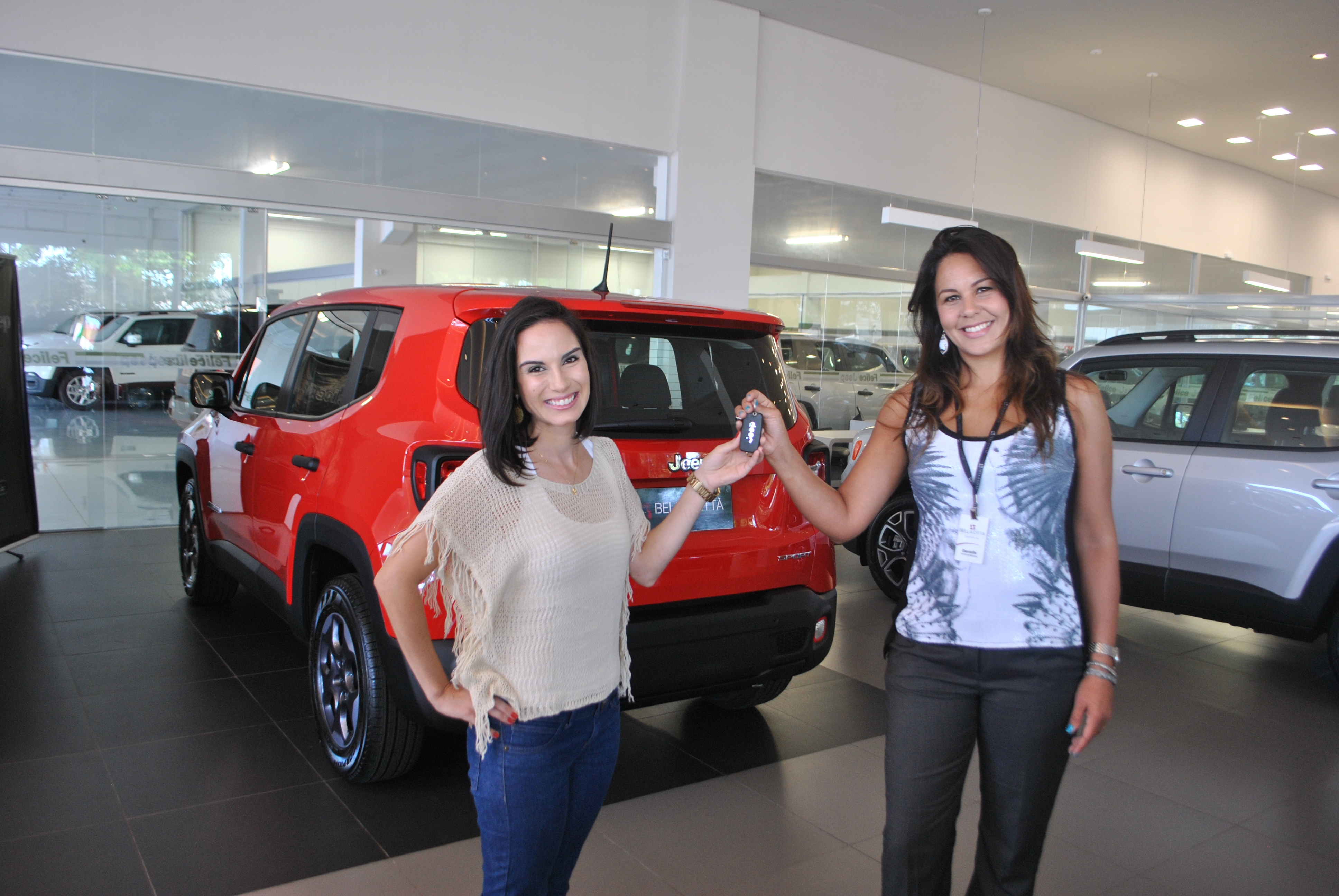 Bella Città Shopping entrega Jeep Renegade para ganhadora da Promoção Natal de Emoções