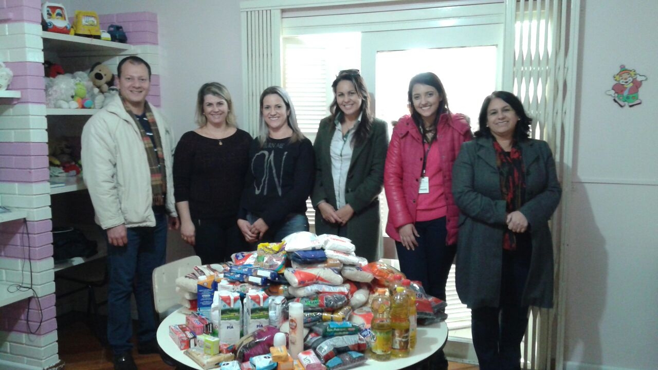 Bella Città Shopping e Colinho de Mãe entregam alimentos à Casas de Acolhimento do município