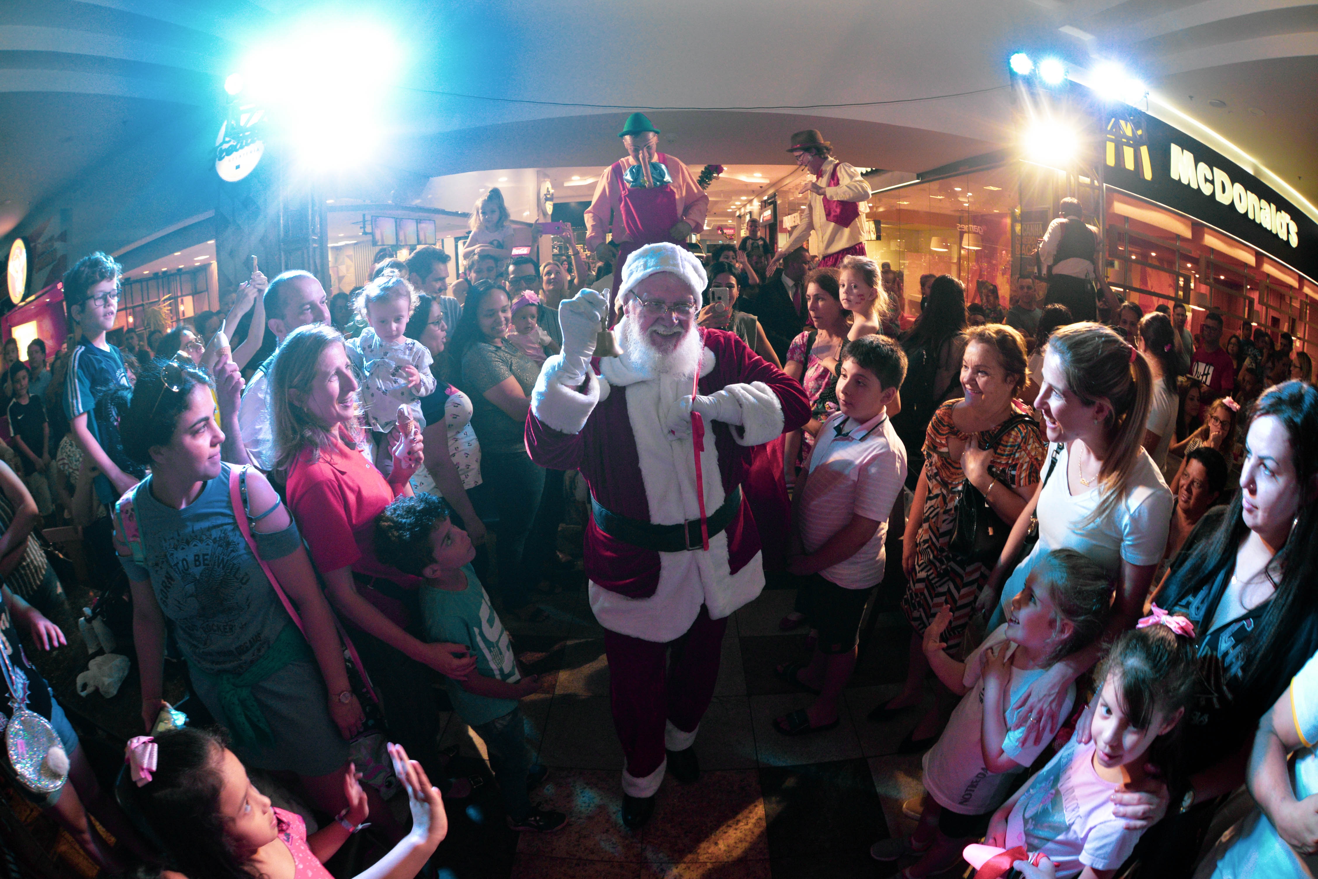 Chegada do Papai Noel anima o Bella Città com espetáculo de Natal