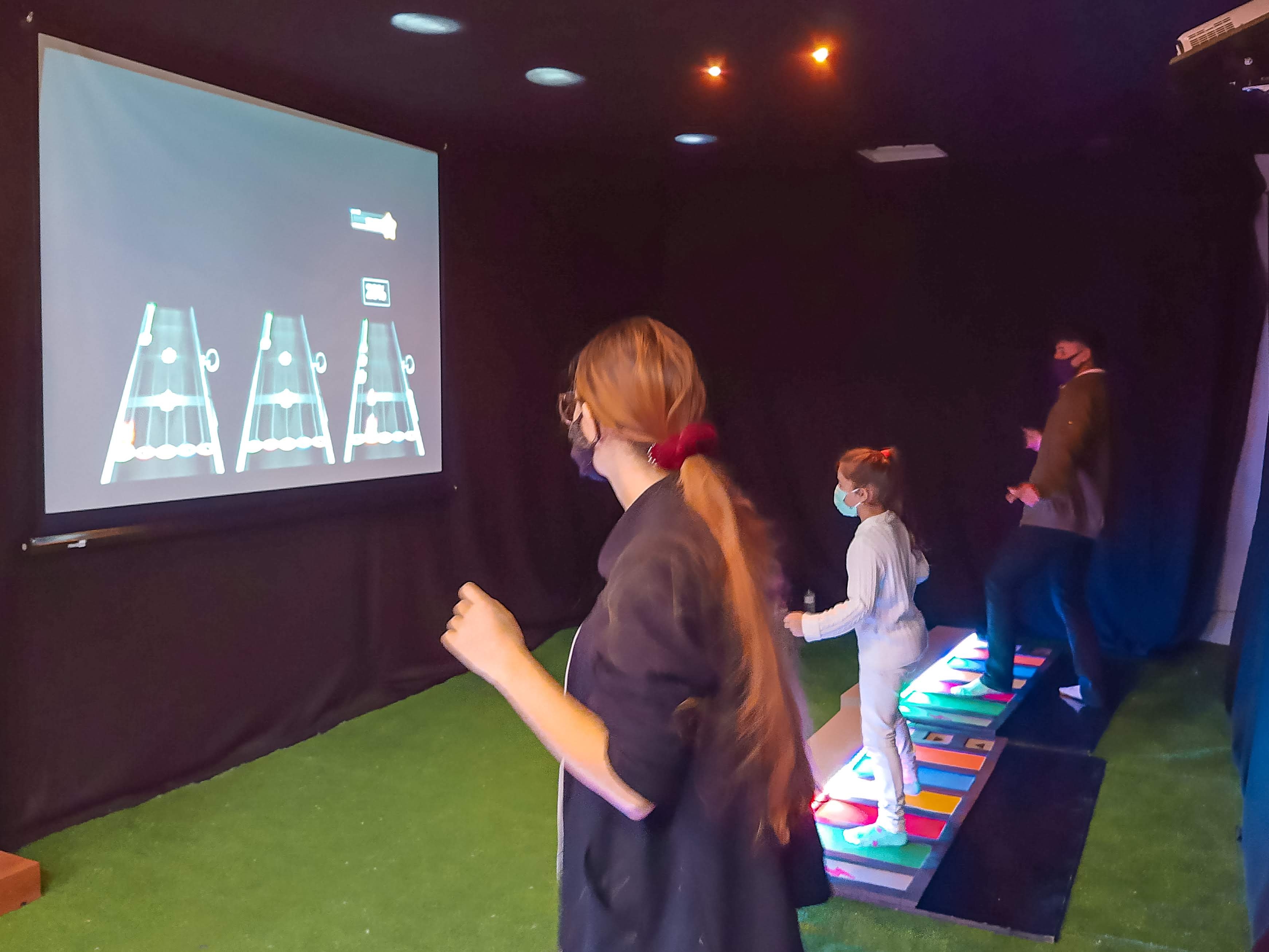 ESPAÇO GRATUITO COM VERSÃO DE GUITAR HERO COM OS PÉS É INAUGURADO NO BELLA