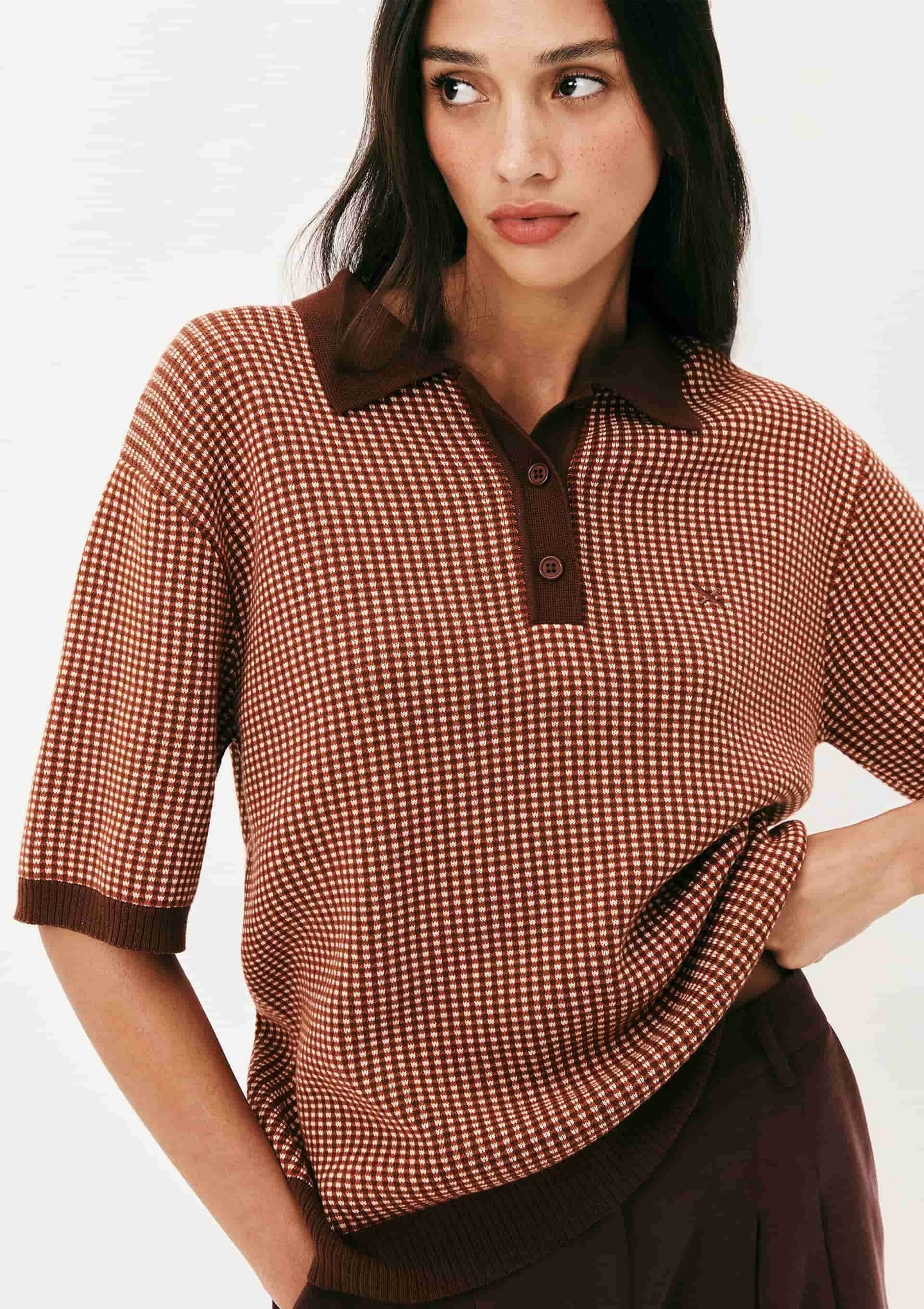 blusa polo feminina em tricô quadriculado - marrom